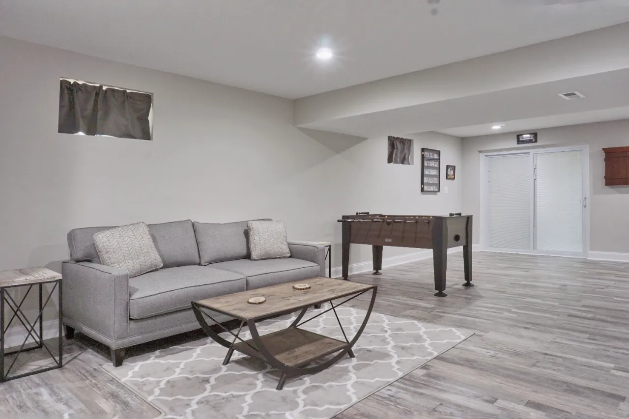 Finished basement with entertainment area